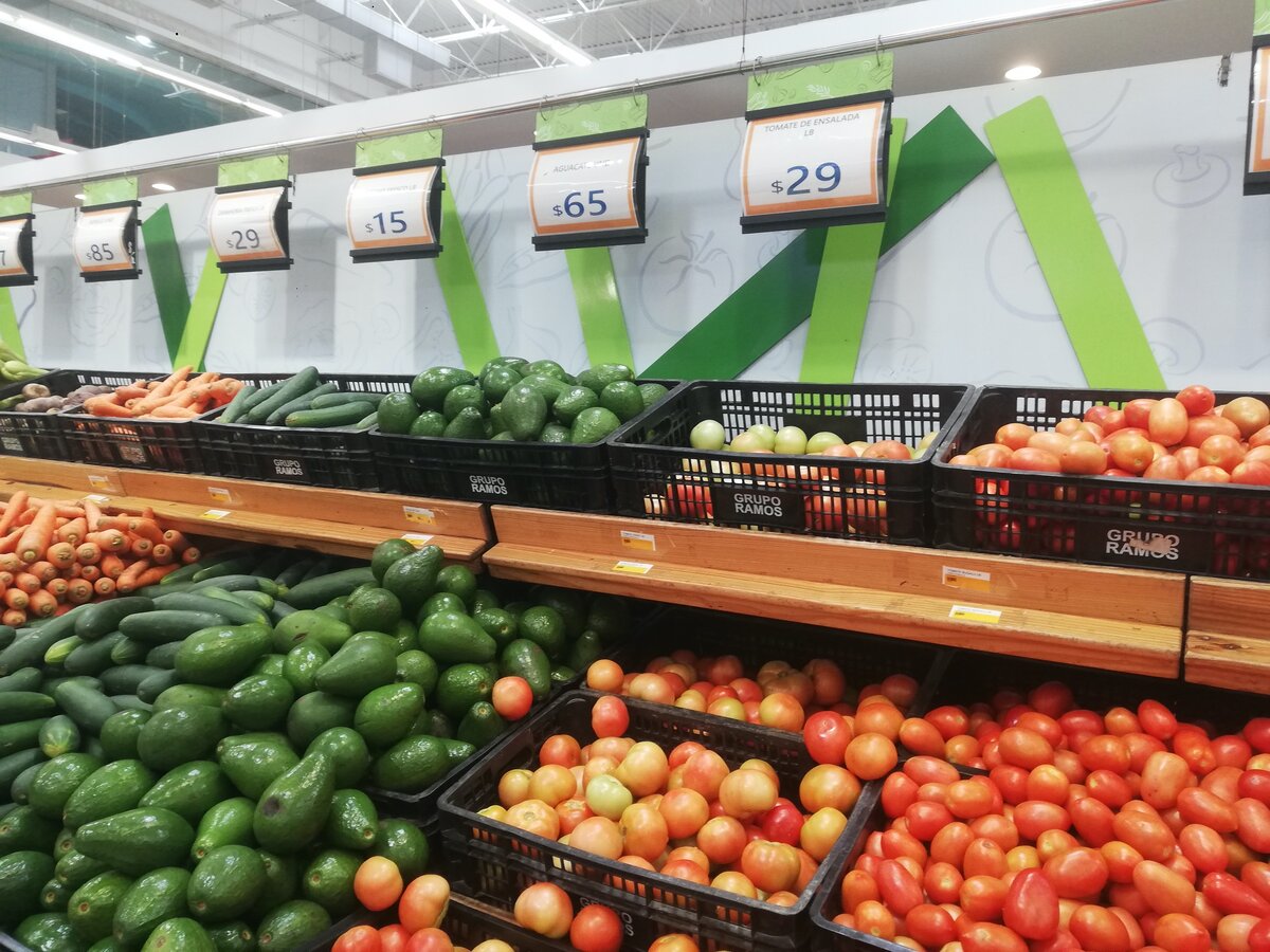 Овощной отдел в супермаркете Супер-Пола, Баваро, Доминикана. Авокадо стоит 1 доллар за штуку. Помидоры - пол доллара за фунт (440 грамм)