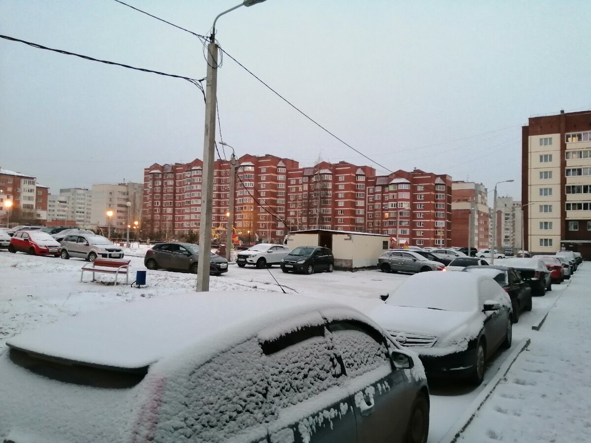 Полный двор машин. Все дома. 