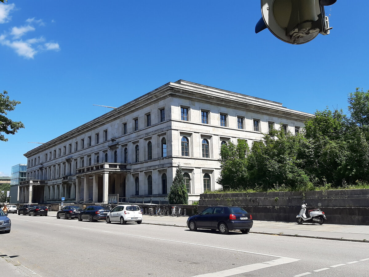 "Здание, в котором во время войны 1939-1945 гг. располагалась администрация нацистов" Фото автора блога