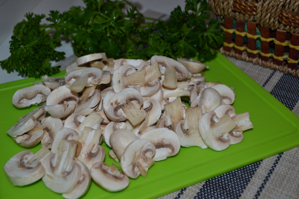 Готовлю закусочный пирог, когда хочется просто, дешево и вкусно. Очень мягкое тесто. (как по мне, так рецепт на скорую руку)