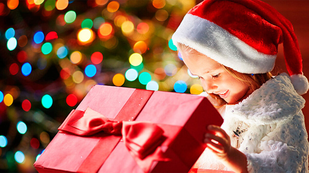 дети в ожидании новогодних подарков