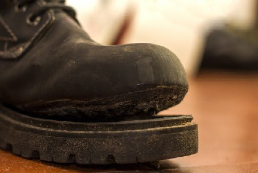 Обувь постоянно отклеивается