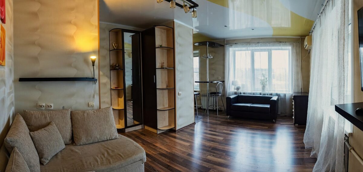 Ссылка на этот вариант на сайте Airbnb: shorturl.at/mHKM8