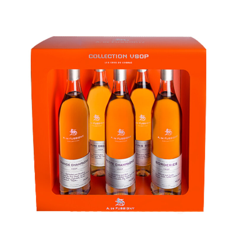 Коллекция коньяков a De Fussigny Coffret VSOP.Пять бутылок 20cl собраны в яркой презентационной коробке. В целом, это отличный дегустационный набор и идеальное введение в бренд a de Fussigny - или просто в качестве подарка для тех, кто любит более тонкие вещи в жизни.