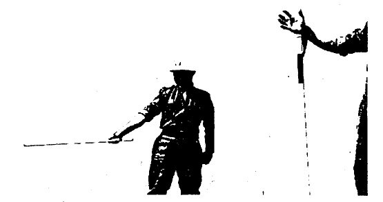 Слева: вид изнутри. Обратите внимание, что кожаная петля не проходит вокруг запястья, как это принято считать. Кожаная петля охватывает только большой палец. В случае, если противник схватил дубинку (это маловероятно, если владелец дубинки был должным образом обучен), и дубинка досталась ему, кожаная петля соскользнет с большого пальца, рука полицейского не окажется зафиксированной в ней, и его не смогут затащить за захваченную дубинку в толпу.Справа: НЕПРАВИЛЬНЫЙ способ использования кожаной петли на полицейской дубинке. Если противник получает контроль над дубинкой, он может, повернув ее, обездвижить руку полицейского и вывести его из строя.