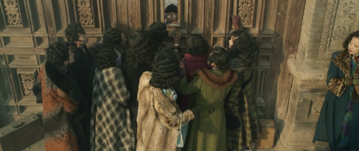 Проститутки готовы перелезть через стены монастыря, чтобы оказаться в безопасности