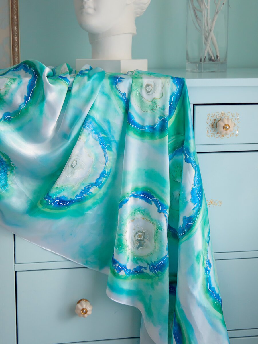 Шелковый платок, расписанный в технике "холодный батик"