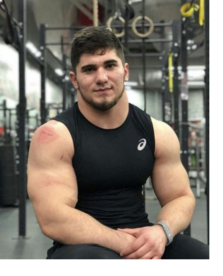 Асхаб Тамаев

Деятельность: Асхаб Тамаев поступил в медицинский университет Рост, вес – рост — 180 см, а вес составляет — 105 кг Дата и место рождения — 30.04.2001 г. Родился в поселке Грозный, Чеченская Республика в России instagram.com/team_tamaev
Асхаб Тамаев или, как его называют – «чеченский халк» по национальности чеченец. Прославился благодаря своей мощной шее, большими мышцами и внушительной фигуре. Как он утверждает, что тело его мечты появилось не вследствие употребления допинга, метана или другой химии, обязан упорным тренировкам и правильному питанию. Сейчас его показатели веса – 105 килограмм, обхвата бицепса – 48 см и обхват шеи  составляет  56, 6 см.