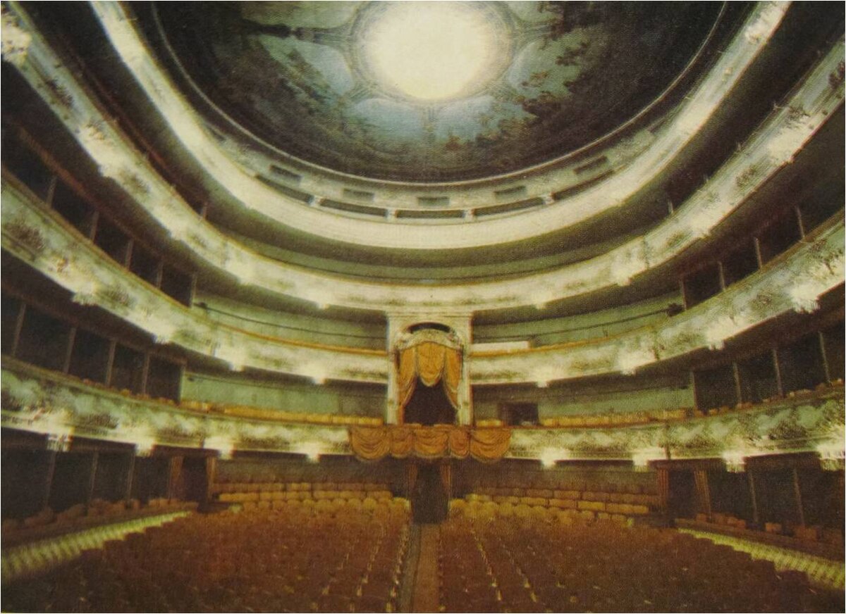 Зрительный зал в театре Санкт Петербург опера
