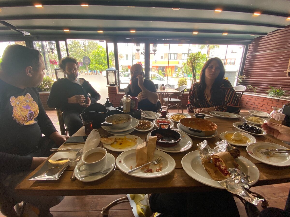 Приехали на завтрак в компании местных жителей.