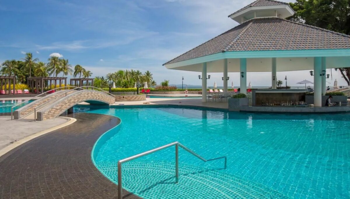 Бассейн в отеле