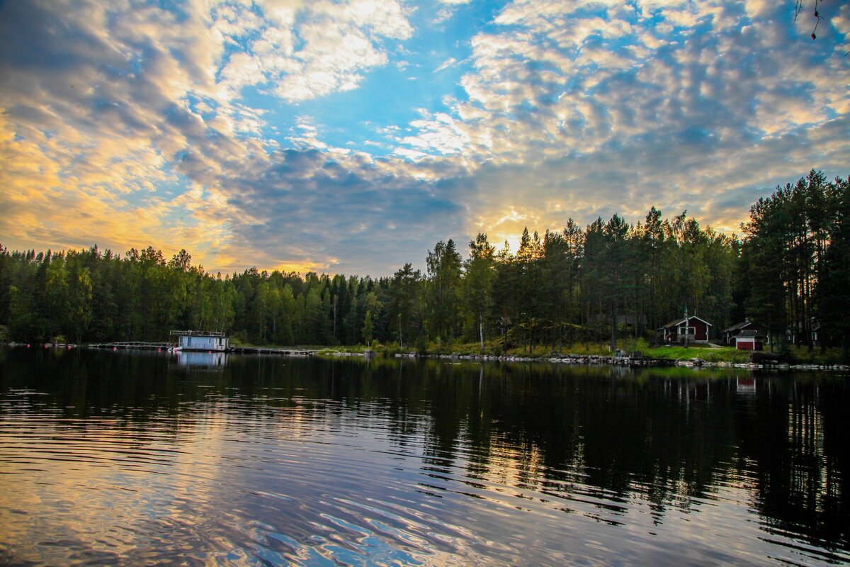 Саханлахти расположен на Сайменском архипелаге, в муниципалитете Пуумала