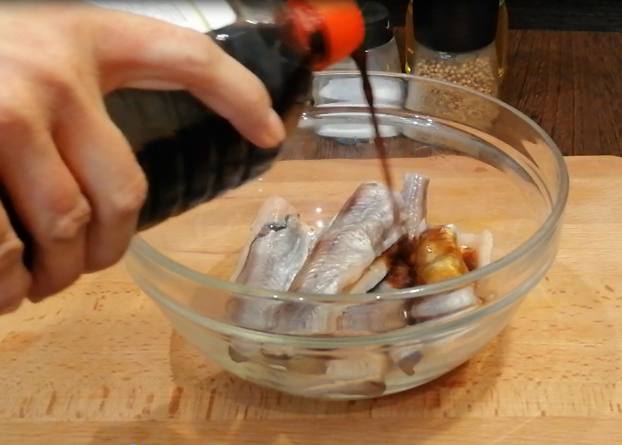 Залила соевым соусом, чтобы слегка промариновать