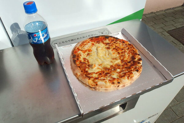 Готовая пицца. Вендинговый аппарат Pizza Self 24 в Хиросиме, Япония. Источник:  https://twitter.com/SAKE_KAKUSI