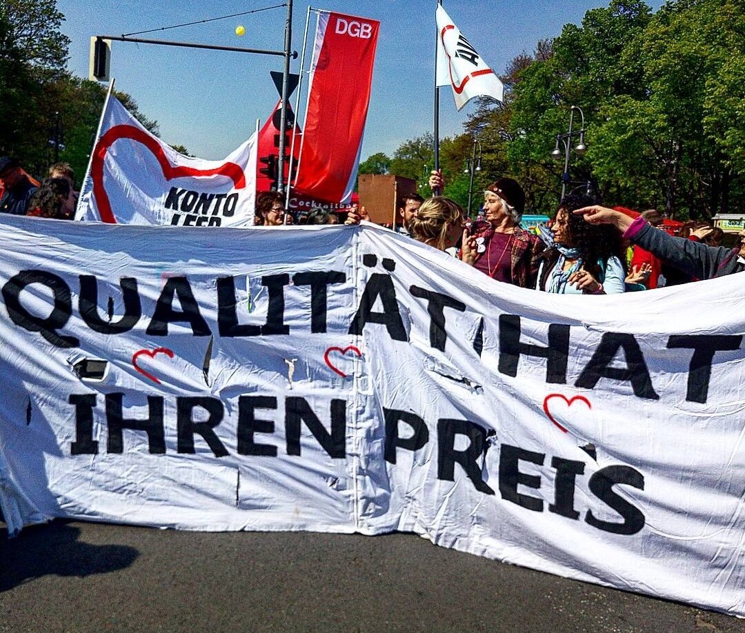 "Качество имеет свою цену" - лозунг на Первомае в Берлине. У нас должно быть то же самое! Фото автора