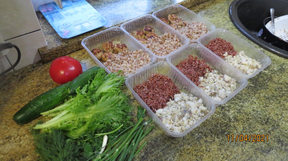 Красный рис ( 100 р в сухом весе на три порции к рыбе), гречка ( 100 гр в сухом весе на 3 порции к котлеткам из индейки) + салат из свежих овощей 100 гр на порцию, заправлен 1 ч.л. масла.