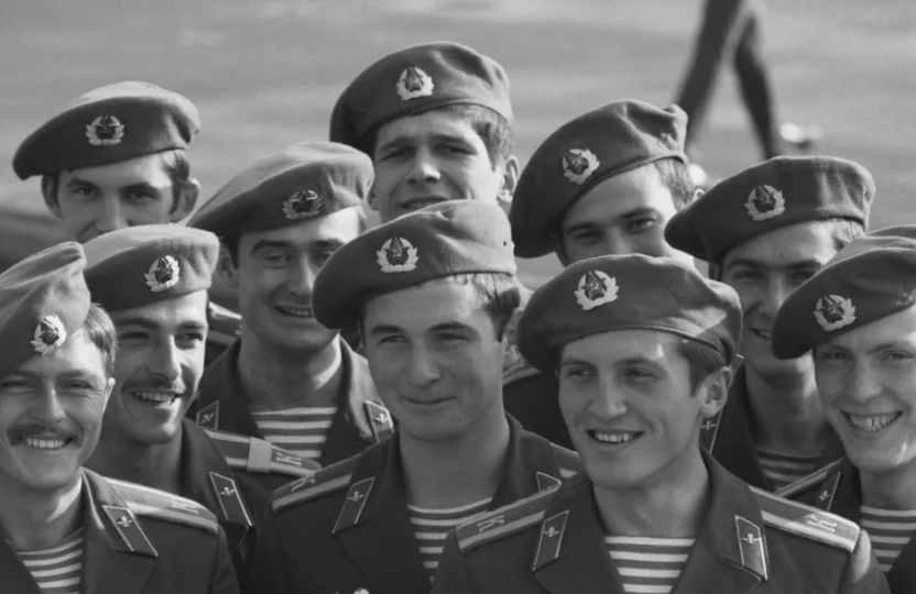 Бравые курсанты Рязанского десантного. Они еще не знают, что их молодых лейтенантов ВДВ и их юных солдат через несколько лет бросят в жерло Афганских гор. Любить Родину, это не значит воевать за ее пределами. На фото 70-е годы СССР. Фото из открытых источников.