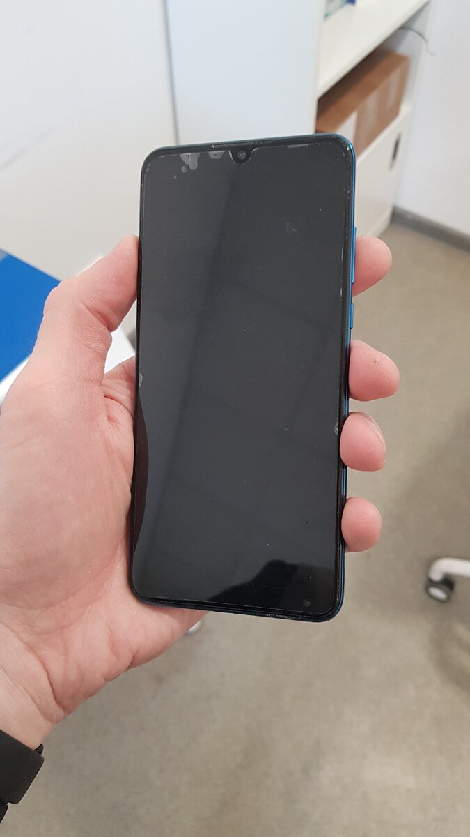 Это смартфон человека, который обратился ко мне с данной проблемой. Более того - он спросил, сколько будет стоить поменять динамик