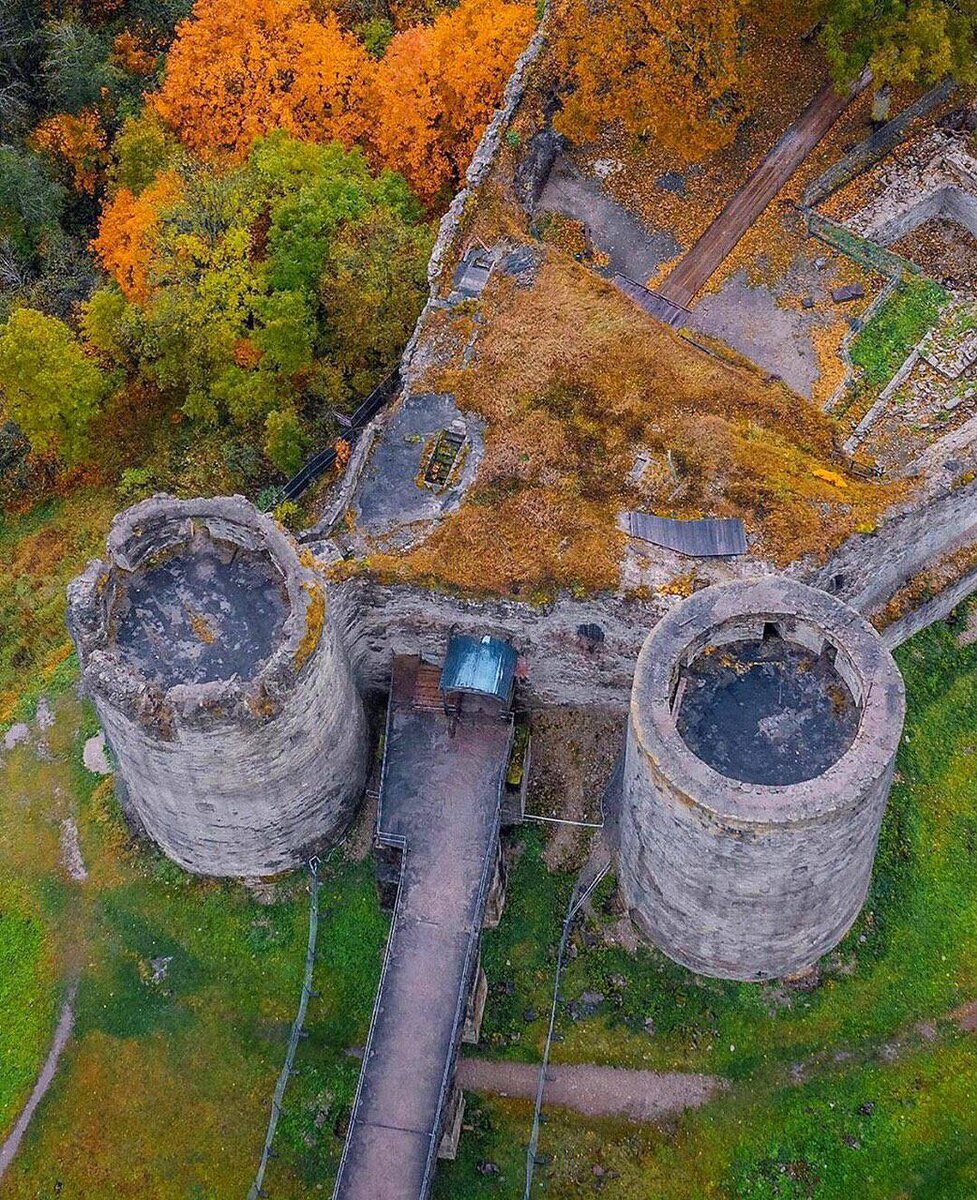 На своем веку крепость неоднократно перестраивалась и по нескольку раз то переходила в руки шведов, то возвращалась обратно к России. Современное состояние крепости далеко от идеального, реставрационные работы почти не велись. С другой стороны, это позволило сохраниться архитектуре последнего варианта крепости без изменений и создало особую атмосферу самой крепости.