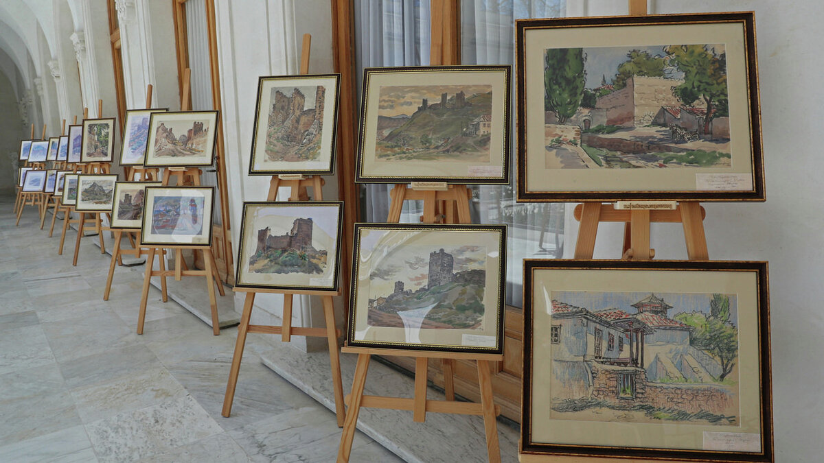 Картины художника Эммануила Бернштейна // Фото: пресс-служба главы Крыма 