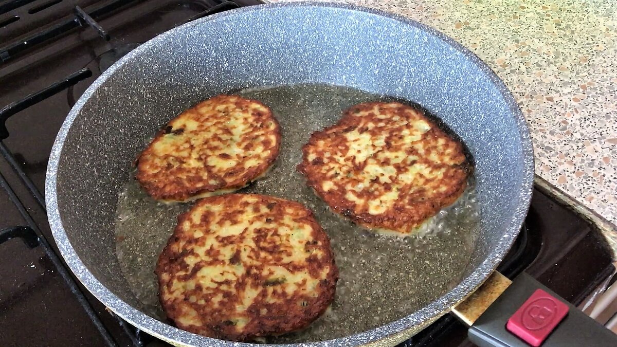 Драники станут еще вкуснее, если добавить в них кабачок!