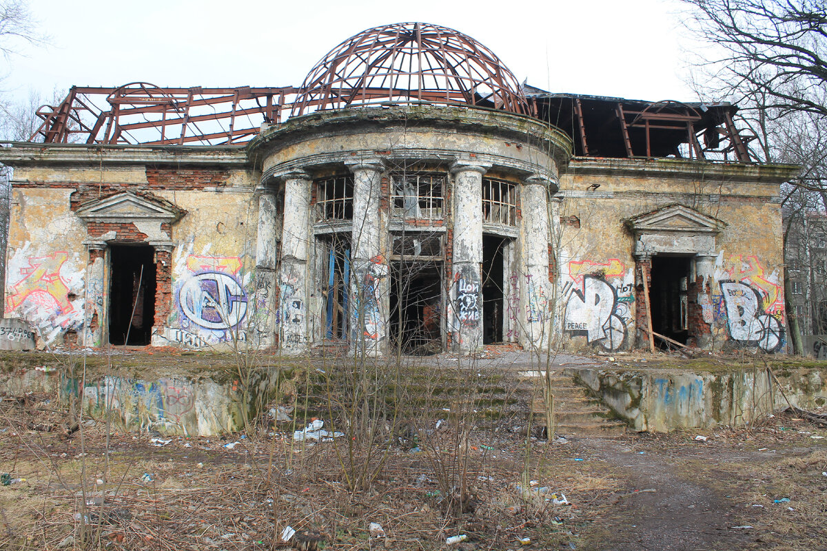 Бывший ресторан "Охотничий домик". не верится, что еще в начале 2000-ых, он процветал.