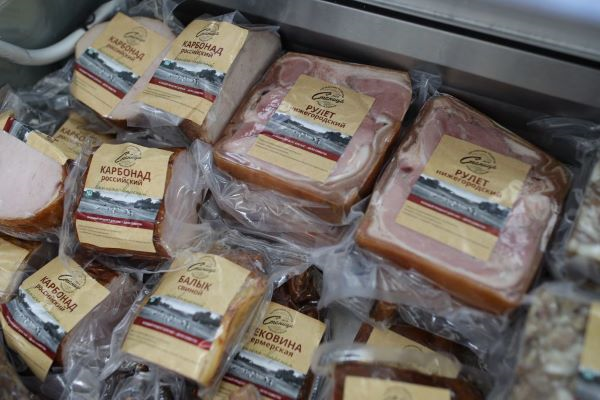 Устьлабинцы уже привыкли к тому, что в нашем районе можно купить мясную продукцию высокого качества – свою, местную, экологически чистую. Сегодня мы подробнее расскажем о мясокомбинате «Южный», который запущен в эксплуатацию в 2015 году и уже шесть лет радует нас не «завезенкой» нередко сомнительного качества, а доморощенным мяском.

Мясокомбинат «Южный» - это современное предприятие, оснащенное оборудованием компании «Bertsch-Laska» (Австрия) – ведущего поставщика для предприятий пищевой промышленности. Технологическую линейку для завода разработали ведущие российские и европейские проектные бюро «Falkenstein» и «Libner».

Важен тот факт, что 70% сырья поставляется на мясокомбинат со свинотоварных комплексов компании «Прогресс Агро», что позволяет обеспечить устойчивость животноводческого направления.
Показатели таковы: «Южный» перерабатывает в год около 12 тысяч тонн мяса, из которого уже полюбившийся устьлабинцам, да и жителям других районов и регионов бренд «Моя Станица» производит около 600 наименований товаров: колбасы, сосиски, копчености, мясные полуфабрикаты, такие как шашлыки, ребрышки и колбаски для гриля, паштеты и многое другое.