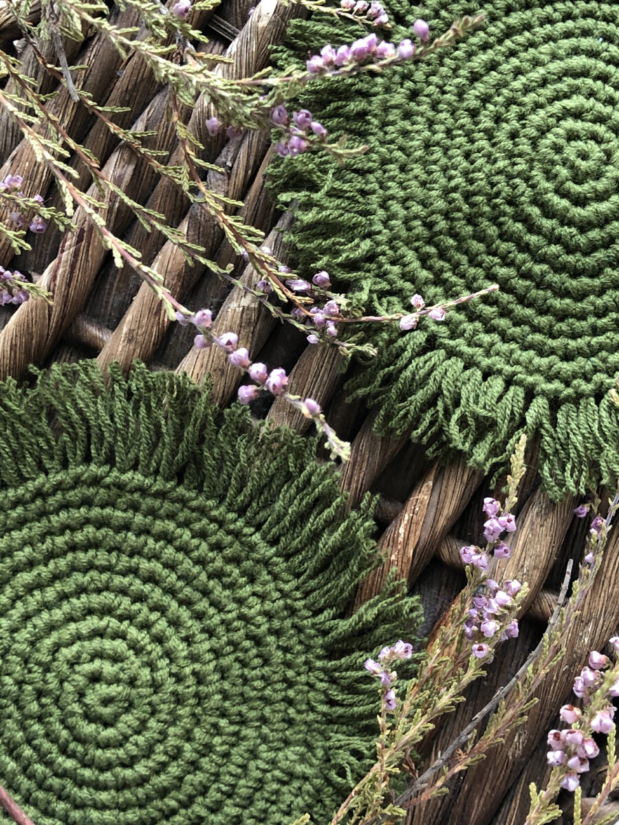 Если вяжете салфеточку, как на фото, то, при желании, можно украсить ее бахромой.