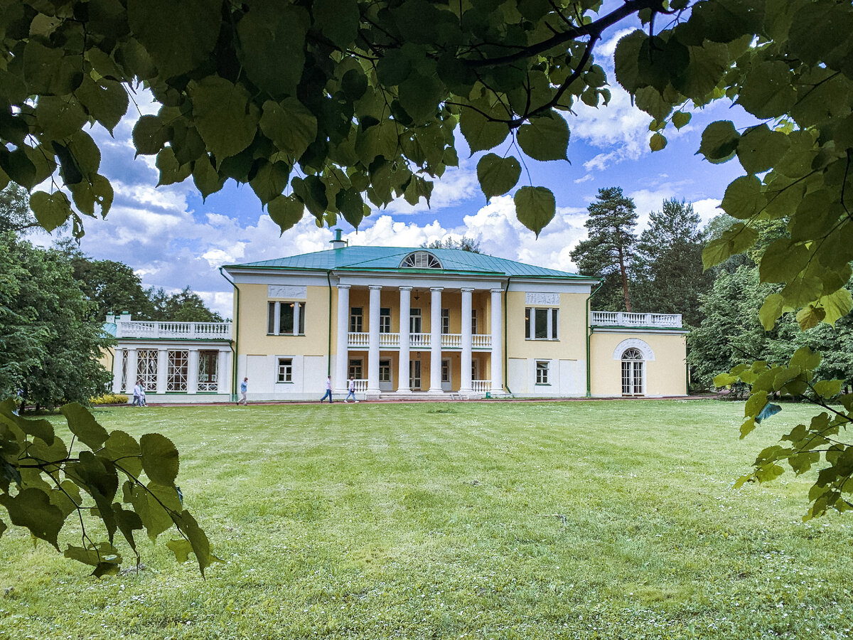 Главный дом усадьбы Горки. Фото автора