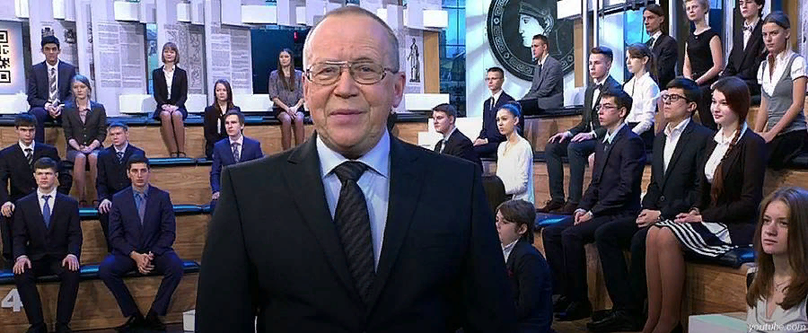 Программа " Умники  и умницы" выходит на "Первом " вот уже 29 лет.  Ее бессменный ведущий  - Юрий  Вяземский. Источник: Яндекс. Картинки