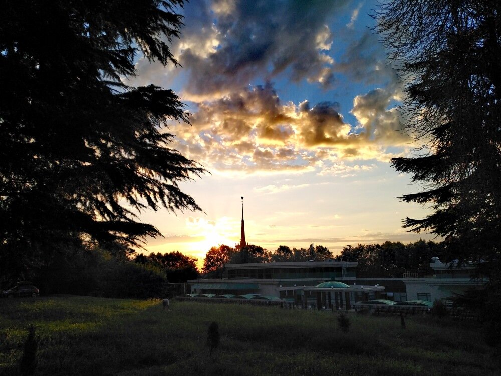 Иллюстрация статьи, как лето уходит в закат... Вдалеке шпиль Морпорта Сочи. Фото автора :)