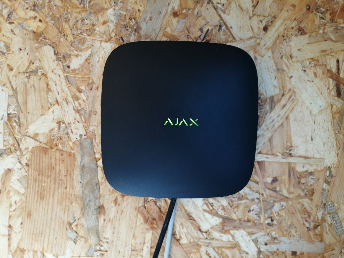 Hub 2 - Центр управления системой AJAX. Фото автора.