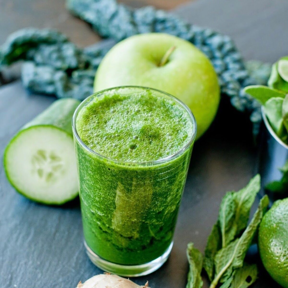 Какой напиток чтобы похудеть. Зелёный смузи детокс. Напитки смузи Smoothie Green. Смузи "зелёный микс". Фреш Грин смузи.