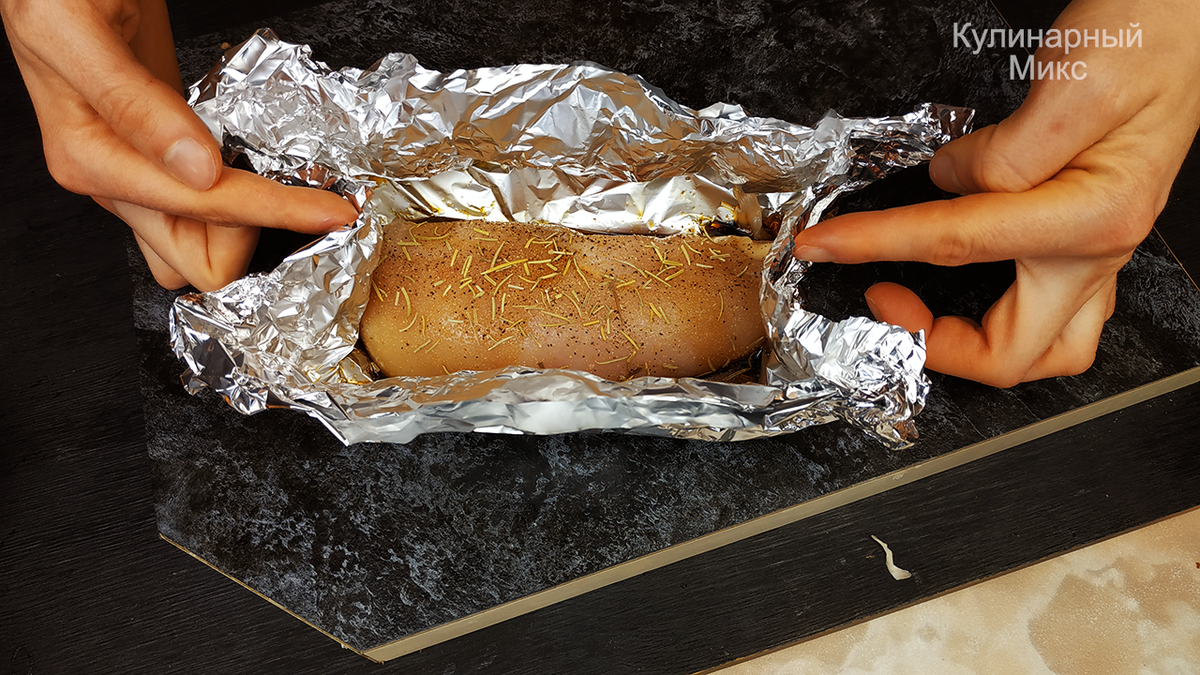 сторона фольги для запекания. фольга для кухни для запекания. упакованная еда в фольгу. фольга для запекания. какой стороной фольги заворачивать курицу.