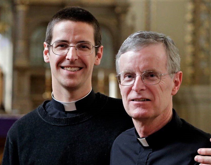 Католические священники с колоратками.