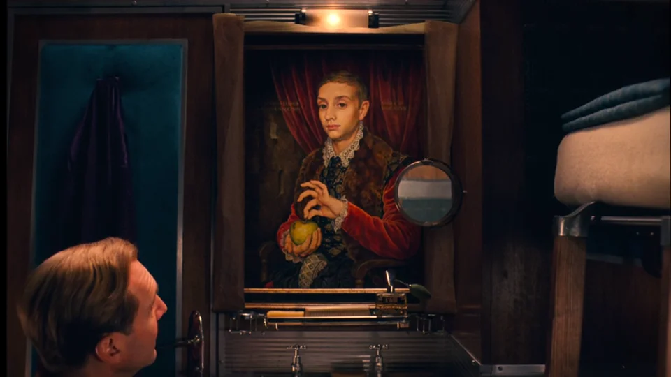 Кадр из фильма "Отель Гранд Будапешт" с картиной "Мальчик с яблоком", написанной Майклом Тейлором