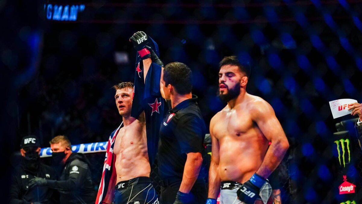 Хукер выигрывает у Хакпараста / Фото stuff.co.nz