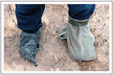 Рис. 2-1. Обувь, обмотанная шарфом и полотенцем. 