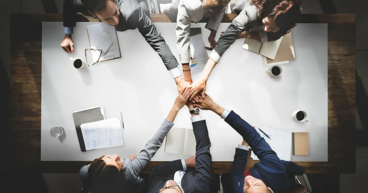 человек пазл. два дела объединены. Teamwork гирлянда. заявление об объединении дел в одно производство. конфликт человечки.