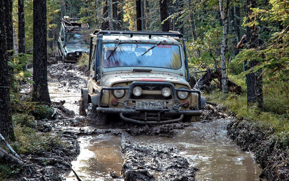 Внедорожник в реке