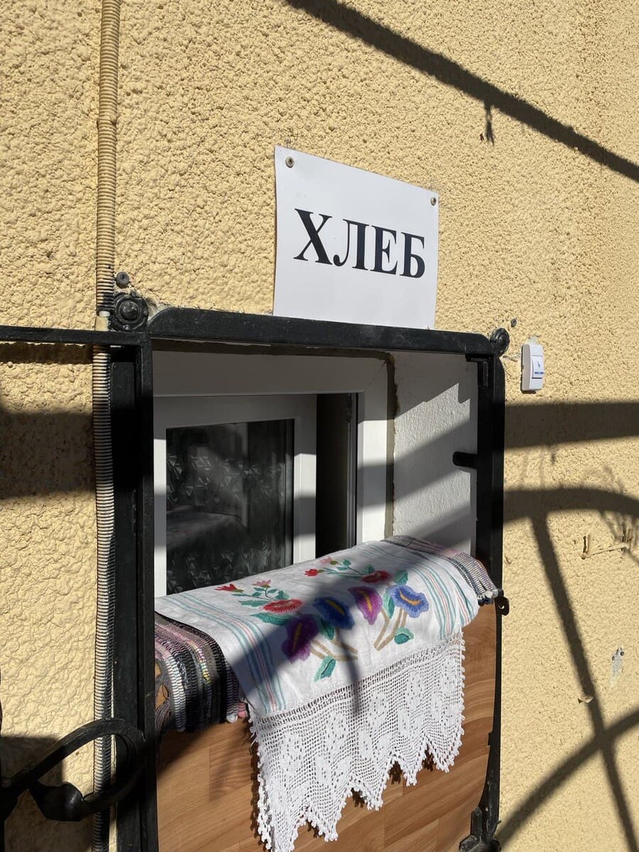 Припарковавшись, первом делом решили купить монастырского хлеба. Ржаной или белый - 100 рублей за "кирпичик". Послушница попросила нас подождать 5-7 минут. Хлеб в это время остывал. 