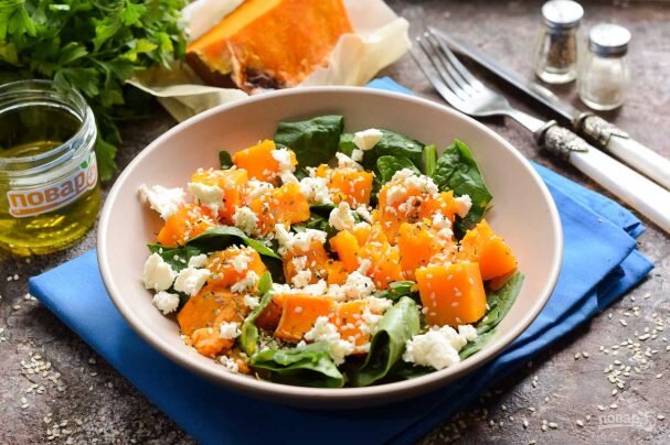 Салат с запеченной тыквой и шпинатом