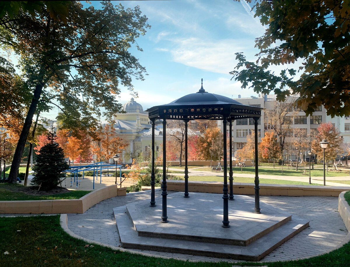 Со смотровой площадки парка "Горка" открывается вид на Московскую хоральную синагогу. Фото автора