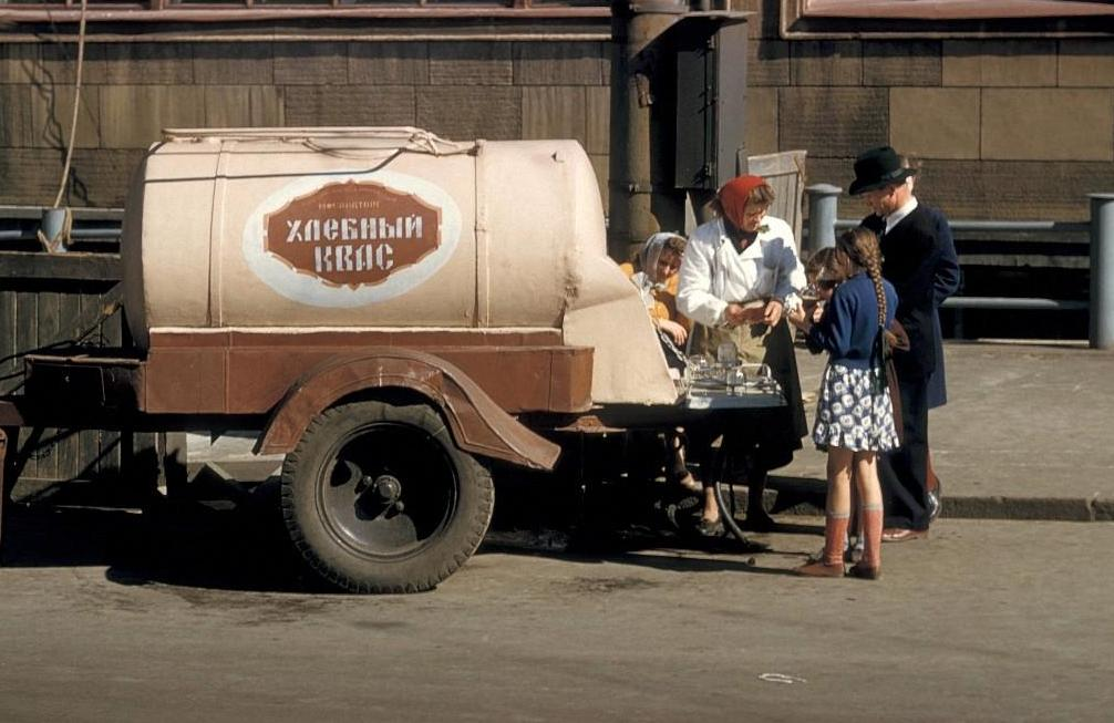 Из чего делали и сколько стоил квас из желтых бочек в СССР - emakar.ru