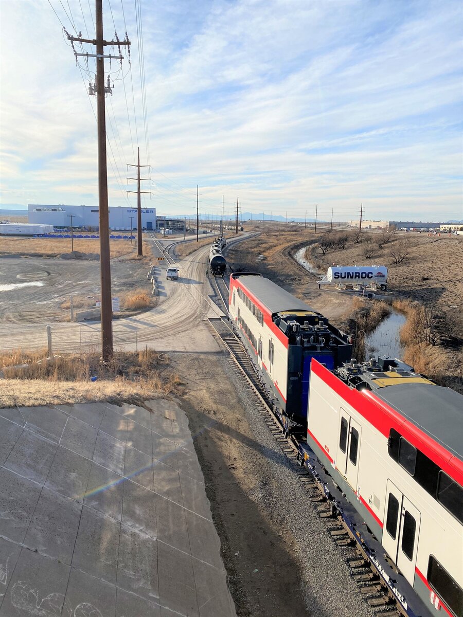 Одна из странностей США это поезда с двумя входами - в верхней и нижней части. Решение встречается преимущественно только в США, и изредка в других странах, как например VIP-поезд для Азербайджана