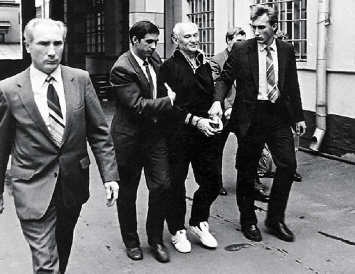 Сотрудники КГБ задерживают "крота"