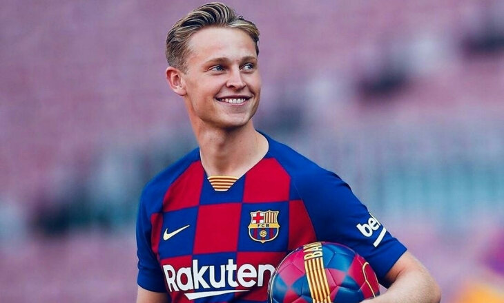 Френки в Барселоне. Источник: https://soccernews.ru/images/foto/20190720/114118_m.jpg