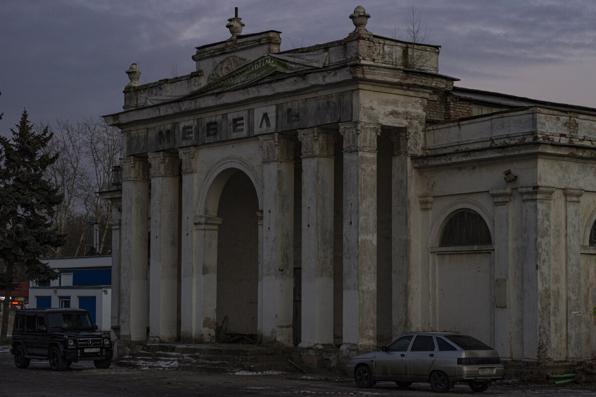 Главный павильон, он же встречает гостей на самом входе.