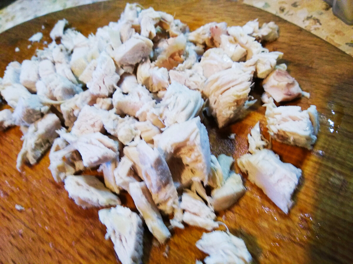 Куриную грудку порезать кусочками.