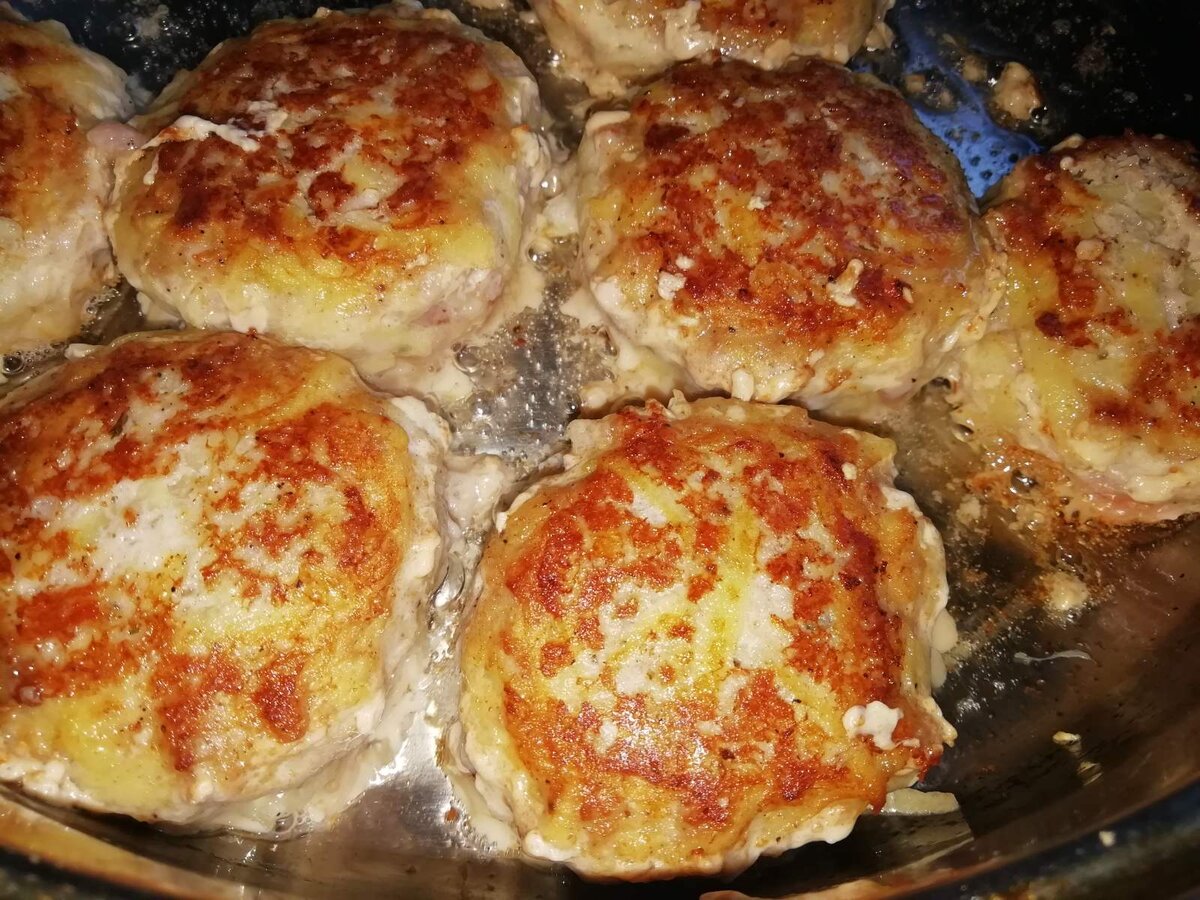 Картофельно мясные котлеты. Булка с котлетой. Котлеты из фарша на сковороде. Сочные котлеты. Котлеты куриные пожарские.